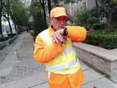 智慧环卫新搭档—— 经发保洁试推行智能手环 为环卫工人安全护驾