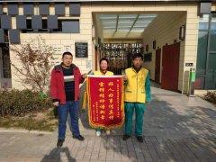 正能量——细心公厕管理员助迷路小孩回家