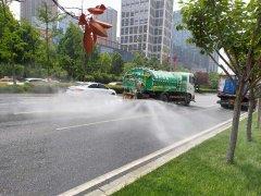 道路扬尘没有“暂停键”——经发保洁昼夜交替开展洒水降尘作业