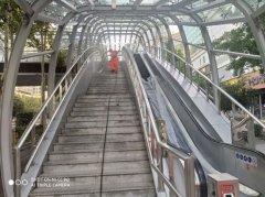 人行天桥“洗澡了”，干净漂亮焕然一新