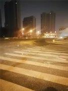 经发保洁清理道路抛洒，还道路洁净，为安全护航
