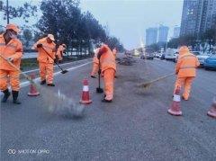 经发保洁整治道路抛洒，还道路干净整洁