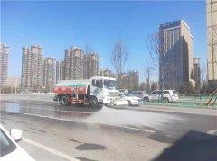 遏制道路扬尘污染，经发保洁强化区内道路冲刷清洗作业
