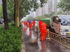 经发保洁雨后及时排水清淤，迅速恢复道路卫生