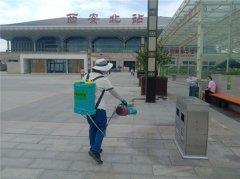 精致保洁，严防疫情，全心全力扮靓站前广场