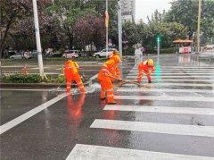 阴雨天气持续不断，经发保洁积极应对有招法