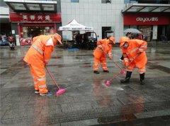 靓化经开环境，经发保洁“借雨保洁”成常态