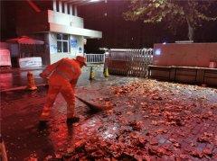 落叶就是命令，经发保洁“逆雨”保障经开卫生洁净