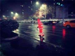 以雪为令！经发保洁深夜集结在扫雪除冰第一线！