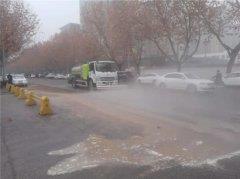 紧急清理油污路面，“环卫速度”保障道路安全