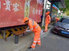 环卫人员战高温，多措并举保清凉