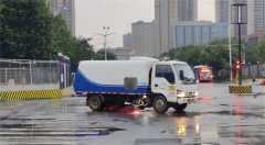 及时开启雨天作业模式，提升区内环境卫生质量