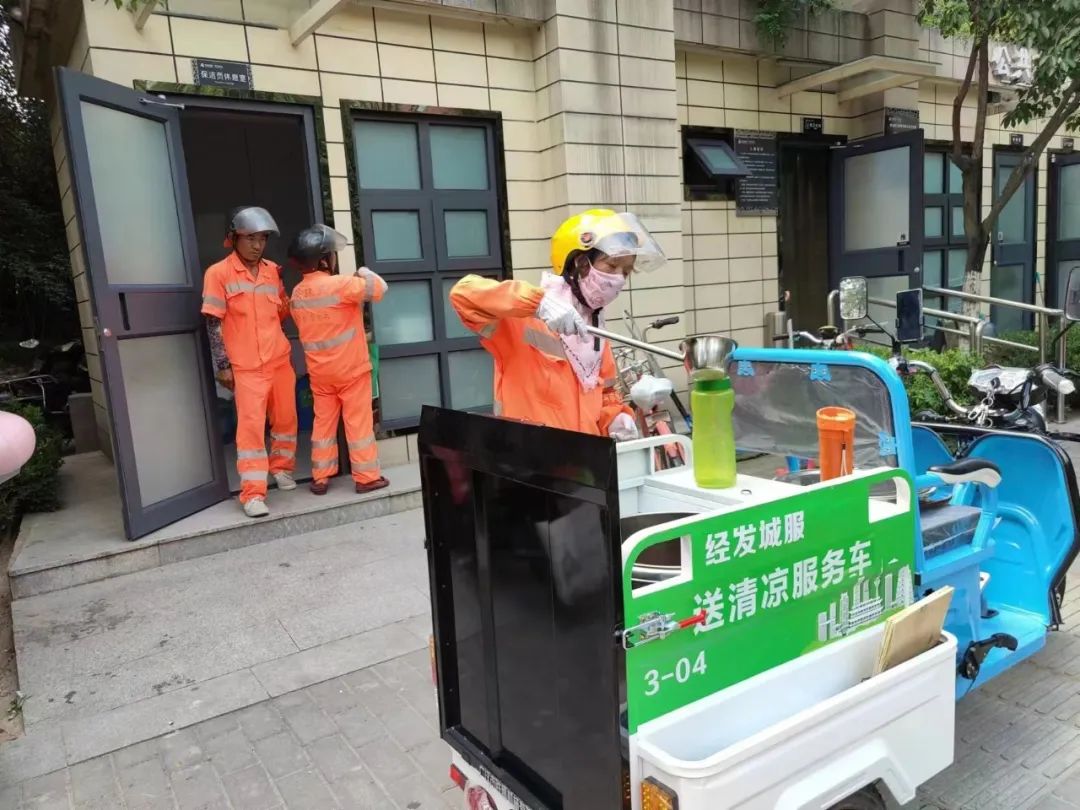 为高温下坚守的他们点赞
