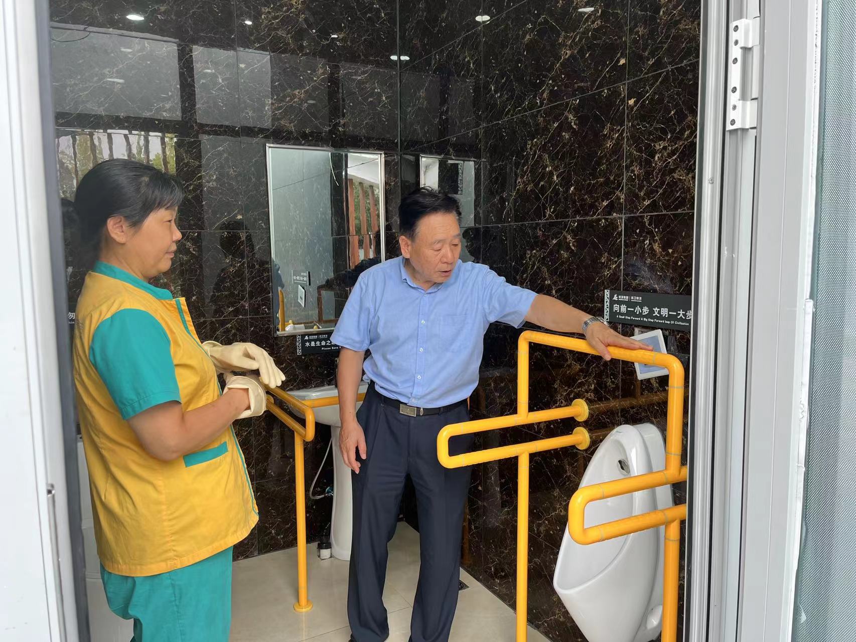 强化公厕精细管理，扮靓城市文明之窗