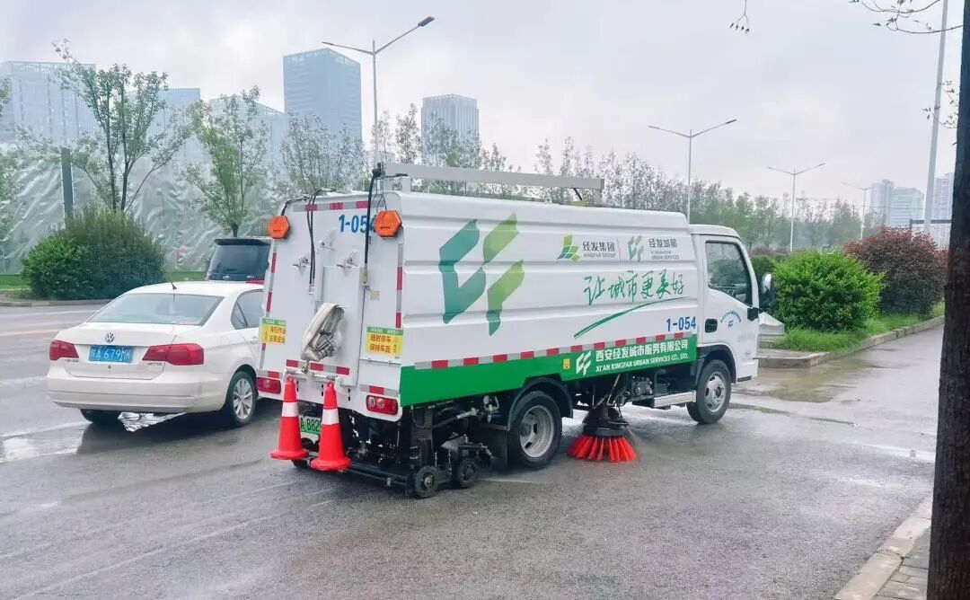 秋雨连绵 城服“净”全力